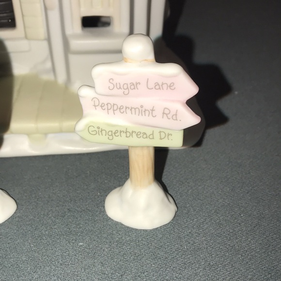 Precious Moments Sugar Town Lighted Train Station and 3 Figurine’s - Picture 9 of 10